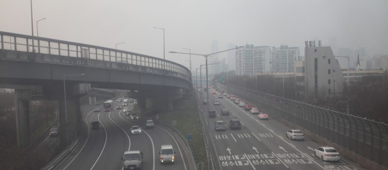 Road,Traffic,In,Seoul,With,Fine,Dust,-,Korea