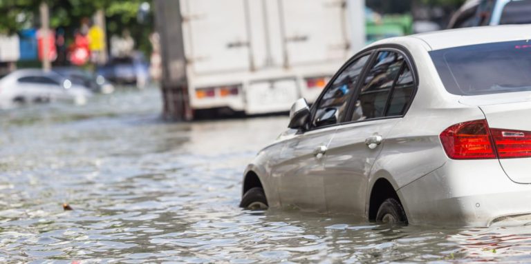 Car,Parking,On,The,Street,And,Show,Level,Of,Water