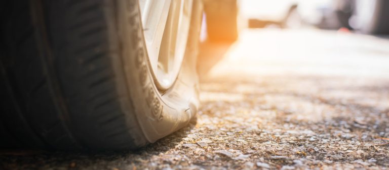 Selective,Focus,Flat,Tire,Of,Old,Car,Park,On,The